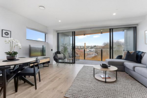 Luxury comfort with lush park views & free carpark
